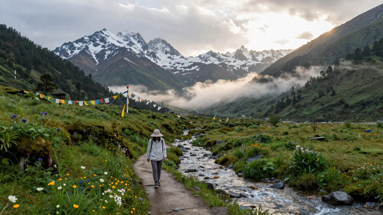 Тропа в Бутане среди зелёных долин и снежных вершин с флагами и ручьём.