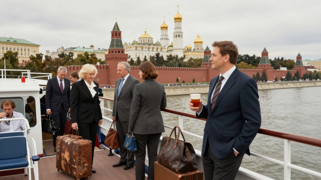 Пассажир на бюджетном круизе пьёт чай, в то время как другие туристы уходят на экскурсию к кремлю с гидом.