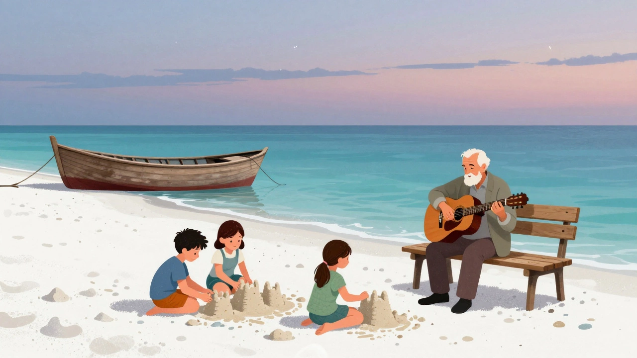Семья отдыхает на белом песке в Феодосии, музыкант играет на гитаре на закате.